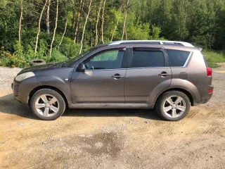 Автомобиль Peugeot 4007 2010 года, VIN Z8TVUSFZFAM940298. После ДТП имеются повреждения передних фар (лопнут внешний пластик, внутри отражатели рассыпались). Передний бампер, решётка радиатора повреждены. По кузову имеются места коррозии, по дну автомобиля присутствуют сквозные ржавчины. Работает…