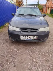 Автомобиль Daewoo Nexia в технически исправном состоянии. Кузов имеет следы ржавчины и коррозии, сколы и царапины. Транспортное средство хранится на улице. В левом углу лобового стекла имеется трещина.