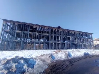 Объект незавершенного строительства общей площадью 521.4 кв. м, расположенный по адресу: Тверская область, Калязинский муниципальный округ, г. Калязин, ул. Володарского, строение 15/22. Кадастровый номер объекта: 69:11:0070214:167. Земельный участок общей площадью 1850.0 кв. м, расположенный по…