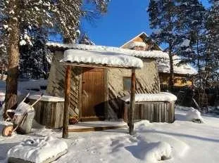 Здание, назначение: нежилое, кадастровый номер 14:35:000000:2227 с постройками, с з/у, пл. 1038 кв.м., земли населенных пунктов, кад.номер 14:36:106082:181, адрес: РС(Я), ш.Сергеляхское ДСК «Булгунняхтах».