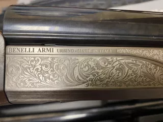 Гражданское оружие – охотничье гладкоствольное ружье Benelli Raffaello Delux Combo, кал. 12x76, № F306954T/C1216286W/C1208662V
Характеристики оружия: дата приобретения оружия – 16.09.2013 года, страна изготовитель – Италия, состояние – хорошее, в рабочем состоянии. 
Находится на хранении в отделе…