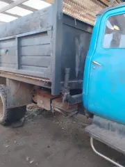 Грузовой автомобиль ГАЗ СА33507 1989 года, цвет голубой. VIN: XTH531400K1318825, госномер: M227HA75. Мощность двигателя 115 л.с. Не на ходу, требуется ремонт двигателя и коробки передач.