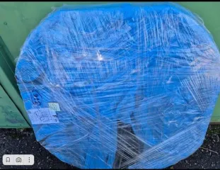 Столешницы из полимерного материала черного цвета, маркировка Made in England / tts / www.tts-group.co.uk. Ножки металлические П-образной формы зеленого цвета, схема сборки в комплекте.