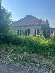 Дом 48,9 кв.м и земельный участок 595 кв.м, Кемеровская область. Дом, площадью: 48,9 кв.м, с кадастровым номером: 42:32:0102002:1180, расположенный на земельном участке, площадью: 595 кв.м, с кадастровым номером: 42:32:0102002:148; адрес: Российская Федерация, Кемеровская область - Кузбасс, г…