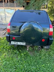 Автомобиль Чери SUV T11, 2007 г.в., г/н Н956ТХ44, VIN XUVDB14B170010907 (Реализация по прямому назначению). Цвет зеленый, имеются следы коррозии на порогах, на дверях, повреждение на правой передней двери, спущены оба передних колеса, заднее правое, на все колеса установлены литые диски, на заднем…