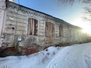 Нежилое здание общей площадью 106.3 кв.м, расположенное по адресу: Челябинская область, г. Троицк, ул. им. М.М. Володарского, д. 24, кадастровый номер 74:35:0400017:22. Вместе с земельным участком общей площадью 547 кв.м, кадастровый номер 74:35:0400017:1. Год ввода в эксплуатацию не указан…