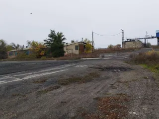 Земельный участок 29370 кв. м и здание цеха 877,7 кв. м, Ростовская область. 1) Земельный участок, для размещения производственной базы площадью 29370 кв. м, кадастровый номер: 61:04:0600008:212, адрес: Ростовская обл., р-н Белокалитвинский, п. Горняцкий, ул. Путевая, 51; 2) Здание (нежилое, здание…