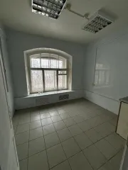 Больница 1770.5 кв. м, здания 118.5, 47.6, 57.2 кв. м, участок 2023 кв. м, Ярославская область, г. Ярославль, Московский проспект, д. 43/10. В составе: Больница, кадастровый номер 76:23:010101:11871, назначение: нежилое, количество этажей 2, в том числе подземных 1, площадь 1770,5 кв. м; Здание…