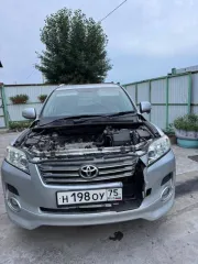 Toyota Vanguard 2008 года выпуска. Цвет кузова серый. Номер кузова ACA33-5210984. Номер двигателя 2AZ-H188296. Мощность 170 л.с., рабочий объем 2362 куб. см, тип двигателя бензиновый. Государственный регистрационный номер Н198ОУ75.