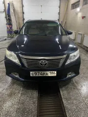 Toyota Camry, 2013 года, 181 лс, 265400 км, АКПП. Автомобиль марки TOYOTA, модель CAMRY, год выпуска 2013, идентификационный номер (VIN): XW7BF4FK10S031357. Состояние автомобиля: Есть трещина в передней правой фары, бампер задний сломан, небольшая вмятина на багажнике, акпп требует ремонта.