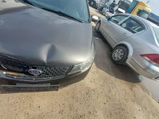 Автомобиль Kia Cerato 2011 г.в., VIN KNAFU411BB5910975. Внешнее техническое состояние: не на ходу, битый в правую переднюю часть (бампер, капот, крыло, фара, внутренние элементы), по кузову по кругу имеются потёртости в некоторых местах с элементами ржавчины. Салон относительно пробегу в хорошем…