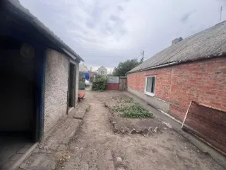 Продается имущество в Таганроге по адресу: пер. 9-й Новый, д. 1-б. В состав входят: нежилое здание общей площадью 123,5 кв. м (1 этаж), сарай 14,8 кв. м, туалет 5,1 кв. м (реестровый номер П2300001090) и земельный участок площадью 383 кв. м (кадастровый номер 61:58:0004023:2). Общая площадь…