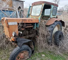 Трактор колесный МТЗ-80 1992 г.в., гос. №5483 УР 26 и трактор Т-40М 1990 г.в. (в нерабочем состоянии).
