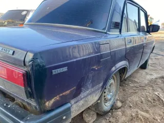 ВАЗ-21074 2003 года, госномер С168СХ43, VIN ХТА21074031707788, цвет фиолетовый. По кузову имеется коррозия, колеса спущены, ключи зажигания и ПТС изъяты. Рабочее состояние не проверялось.