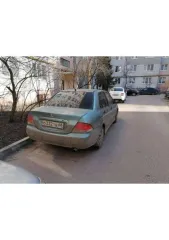 Легковой автомобиль Mitsubishi Lancer 1.3 2006 года, VIN: JMBSNCS1A7U001426. Задний бампер имеет трещину у багажника, катафотик на заднем разбит. Передние фары помутнели. Арки и пороги имеют цветение. Притертость переднего бампера. Требуется замена масла.