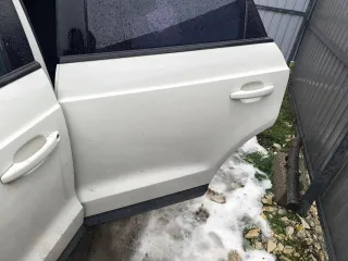 Audi Q3 2012 года, 211 л.с., пробег 275 004 км, полный привод, автоматическая коробка передач. VIN: WAUZZZ8U2CR042451. Автомобиль на ходу. Гул заднего ступичного подшипника (новый подшипник в комплекте). Имеются мелкие сколы и царапины по кузову.