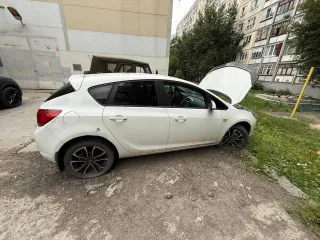Opel Astra 2012 года, 115 л.с., пробег 300000 км, АКПП. VIN: XUFPD6DD6C3072737. Автомобиль находится в Тюмени по адресу: ул. 30 лет Победы, 96 (во дворе). ТС не на ходу. Вин-номер на кузове не читается. Имеются запреты регистрационных действий.