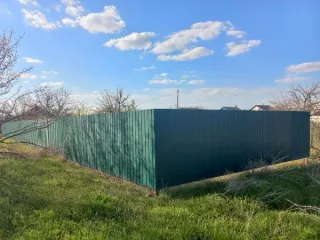 Участок 2700 кв.м и дом 53.6 кв.м, Ростовская область. Земельный участок площадью 2700 +/- 19 кв.м., категория земель: земли населенных пунктов, земельные участки под личным подсобным хозяйством, кадастровый № 61:04:0070202:106. Жилой дом площадью 53,6 кв.м., кадастровый № 61:04:0070202:209…