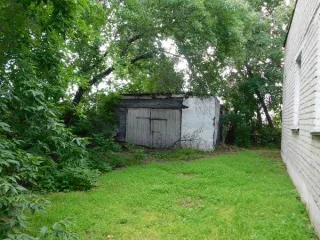 Земельный участок площадью 1300 кв.м. с административным зданием 202.2 кв.м. и зданием гаража 28.5 кв.м. по адресу: Тюменская область, Сладковский район, село Сладково, ул. Рабочая, 14. Кадастровые номера: участок - 72:14:2101035:2, здания - 72:14:2101035:47 и 72:14:2101035:48. Вид разрешённого…