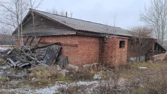 Склад 153.1 кв. м и участок 222 кв. м. Здание, назначение: нежилое здание, наименование: склад, количество этажей - 1, в том числе подземных этажей - 0, площадь 153,1 кв. м, кадастровый номер 03:16:340165:82, и земельный участок с кадастровым номером 03:16:340131:35 площадью 222 кв. м.