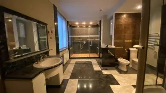 Квартира 195,6 кв.м. и мебель с техникой, Москва, улица Большая Якиманка, дом 17/2, строение 2, квартира 10, кадастровый номер 77:01:0002008:2246. Постер 55x45 (1 шт.); зеркало с 3-мя светильниками (1 шт.); раковина (1 шт.); унитаз (1 шт.); платяной шкаф без дверей 240x90x70 (2 шт.)…