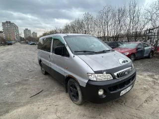 Hyundai Starex, 2002. Автомобиль марки «Hyundai Starex» (Хьюндай Старекс), темно-серого цвета, государственный регистрационный знак А775ТС51, 2002 года выпуска. VIN: KMHWP81HP2U462398. Многочисленные трещины на заднем бампере. Глубокая коррозия металла, в том числе и сквозная, в области колесных…