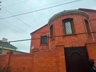 Дом 238,5 кв.м, гараж 66,8 кв.м и земельный участок 698 кв.м в Элисте. Земельный участок кадастровый номер 08:14:030209:135, площадью 698 кв.м, земли населенных пунктов, для индивидуального жилищного строительства, адрес Республика Калмыкия, г. Элиста, ул. Сяяхн Тенгр, д. 24. Вид права…