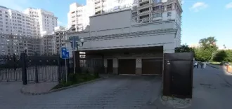 Машино-место площадью 14 кв.м по адресу: г. Москва, ул. Серпуховский Вал, д. 21, стр. 9, м/м 546, кадастровый номер 77:05:0001011:7097. Нежилое помещение машино-место площадью 14 кв.м (подземный этаж №-6.45). Общие сведения об ограничениях и обременениях: арест, запрет регистрационных действий.