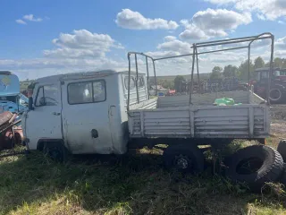 УАЗ 390945 2017 года, тип ТС: грузовой бортовой. VIN XTT390945H1214585, шасси 390940Н0407384, кузов XTT390945H1214585, цвет светло-серый неметаллик. Автомобиль находится в неисправном состоянии, не на ходу, частично разукомплектован, имеются следы коррозии на кузове.