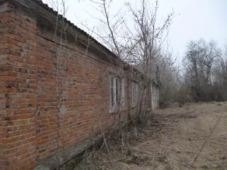 Земельный участок 3072 кв.м и здание спального корпуса мальчиков 410,9 кв.м, Калужская область. Земельный участок площадью 3072 кв. м, кадастровый номер 40:17:031001:184, с расположенным на нем объектом недвижимого имущества – одноэтажное нежилое каркасно-засыпное здание спального корпуса мальчиков…