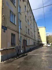 Доля в праве общей долевой собственности на квартиру, что соответствует комнате площадью 25 кв. м, назначение жилое, расположенная по адресу: Санкт-Петербург, пр-кт Обуховской Обороны, д. 95к. 1 литера А, кв. 313, кадастровый номер: 78:12:0007116:2495. Доступ в жилое помещение ограничен.