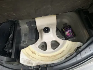 Toyota RAV4. На ходу. Сколы и трещина на лобовом стекле, вмятина на заднем правом крыле, отсутствует запасное колесо. Ключи — 2 комплекта.