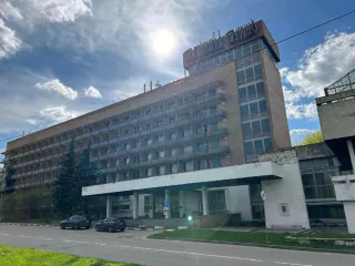 Здание, назначение: нежилое (гостиница), кад номер: 50:60:0020103:58; Площадь общая 9 365,4 кв. м
Здание, назначение: нежилое (проходная), кад номер: 50:60:0020103:55; Площадь общая 7,7 кв. м
Помещение, назначение: нежилое (теплица), кад номер: 50:60:0020103:92; Площадь 666,9 кв. м
Сооружение…