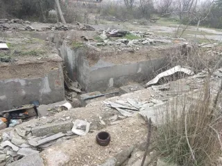 Группа инвентарных объектов с земельным участком 41 240 кв.м, Республика Крым, Черноморский район, Медведевский с/с, комплекс строений и сооружений № 1, а именно: земельный участок пл. 41 240 +/- 355 кв. м, КН 90:14:060401:400; 19 нежилых зданий и сооружений; 2 объекта движимого имущества…