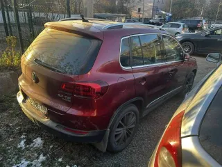 Volkswagen Tiguan 2014 года выпуска. VIN: XW8ZZZ5NZEG113455. Двигатель №: CAW 193325. Цвет: вишнево-красный.