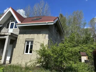 Жилой дом 181,8 кв.м и земельный участок 1000 кв.м, Ленинградская область Жилой дом, площадью: 181,8 кв.м., с кадастровым номером: 47:01:1509001:651, расположенный на земельном участке, площадью: 1000+/-22 кв.м., с кадастровым номером: 47:01:1509001:152, адрес: Российская Федерация, Ленинградская…