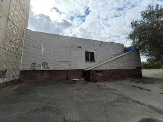 Здание магазина по продаже молочных продуктов с офисными и складскими помещениями кадастровый номер 56:43:0204007:34 площадью 1019,4 кв. м 2 этажа назначение нежилое расположено по адресу Оренбургская область г. Орск ул. Строителей 28 «Б» Земельный участок кадастровый номер 56:43:0204007:8…