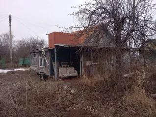 Жилое здание, площадь: 38,5 кв.м., кадастровый номер: 64:38:040501:939 и земельный участок, площадь: 410 кв.м., категория земель: Земли сельскохозяйственного назначения, разрешенное использование: Для ведения садоводства, кадастровый номер: 64:38:040501:381, адрес: Саратовская обл., Энгельсский…
