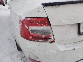 Skoda Octavia 2013 года выпуска, VIN XW8AC4NE8EH016970. Цвет белый, госномер О785НР32. Автомобиль в залоге. Не на ходу: не работает коробка передач, двигатель заводится. Состояние кузова требует покраски, имеются повреждения стоп-сигналов, множество сколов и царапин.