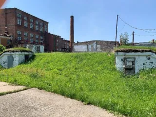 Земельный участок общей площадью 390 кв.м. с кадастровым номером: 43:42:000021:461 с расположенным на нем объектом федерального имущества – нежилое здание общей площадью 123,4 кв.м. с кадастровым номером: 43:42:000015:535, по адресу:  Кировская область, г. Кирово-Чепецк, пер. Пожарный, 7…