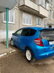 Honda Fit, 2009 легковой комби (хэтчбек), Honda Fit, 2009 г.в., г/н Р152КХ75, цвет голубой, номер кузова GE61192733, ПТС отсутствует. Заднее стекло целиком отсутствует, потертости с левой стороны, порог замят в левой части спереди, задний бампер сколы краски, на двери багажника вмятина, правая…