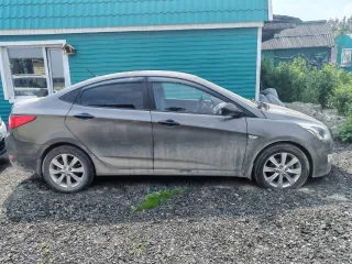 Hyundai Solaris, 2015 года, 107 лс, 149996 км, АКПП. Транспортное средство заводится. Не на ходу, отсутствие задних стоек амортизатора, не работает стоп сигнал, множественные трещины заднего и переднего бампера. Коррозия передних крыльев. Коррозия порогов.