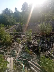 1/4 доля в праве собственности на земельный участок, категория земель: земли населенных пунктов, общей площадью 15440 +/- 43 кв.м., разрешенное использование: под промышленные предприятия (деревообрабатывающий цех, здание бытовых помещений, склад готовой продукции), кадастровый номер…