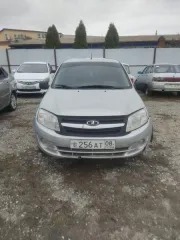 LADA Granta 2014 года выпуска, серебристого цвета, VIN ХТА219010Е0297628, госномер Е256АТ08. Характеристики и дефекты: от внешнего воздействия поведена левая стойка, следы коррозии по кузову автомобиля.