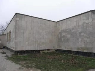 Нежилое здание (магазин) площадью 630,0 кв.м, кадастровый номер 90:06:070102:903. Земельный участок площадью 2126+/-16 кв.м, кадастровый номер 90:06:070102:857. Общая площадь: 630. Количество этажей: 1. Назначение здания: нежилое. Общие сведения об ограничениях и обременениях: отсутствуют.