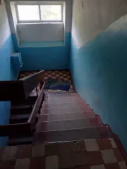 Доля 1/3 в комнате 18,2 м² по адресу: Россия, Республика Коми, г. Сыктывкар, пгт. Краснозатонский, ул. Ломоносова, дом 50, комната 125, кадастровый номер: 11:05:0401011:1118. В ЕГРН имеется непогашенная ипотека в пользу физического лица; возможна регистрация несовершеннолетних.
