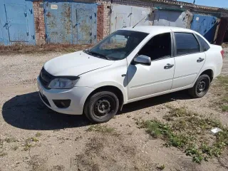 Lada Granta 2017 года, 106.1 л.с., пробег 172263 км. VIN/ПТС: 63OT9664662812201710 / XTA219070J0522812. Автомобиль в удовлетворительном техническом состоянии, имеются следы эксплуатации, притертость на правом заднем крыле, сколы по кузову и бамперах.