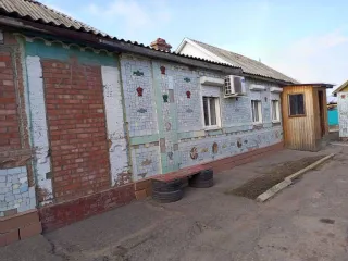 Дом 83,4 кв.м, строения и земельный участок 571 кв.м в Ростовской обл. Земельный участок (61:57:0011032:17) + жилой дом (61:57:0011032:124) + строение (гараж) (61:57:0011032:122) + строение (сарай) (61:57:0011032:123), расположенные по адресу: Ростовская область, р-н Сальский, г. Сальск, ул…