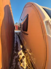 Swift Challenger 584 2015, прицеп-дача, белый, госномер АМ60975, VIN: SGDST3ESWF0783763. Полностью оборудован бытовой техникой и мебелью. Значительных повреждений корпуса нет. Внешние повреждения: передний правый и левый габарит, задний временный габаритный огонь, повреждены ручка и замок входной…