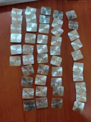 ЛОТ № 1 ГОДНЫЕ ОСТАТКИ ЦИФЕРБЛАТОВЦиферблаты круглой формы золотистого и серебристого цветов с надписями ЛУЧ, 23 камни, сделано в СССР, упакованные в бумагу белого цвета Циферблаты квадратной формы серебристого цвета с надписью МакТайм, кварц, Россия, упакованные в бумагу белого цвета, находящиеся…